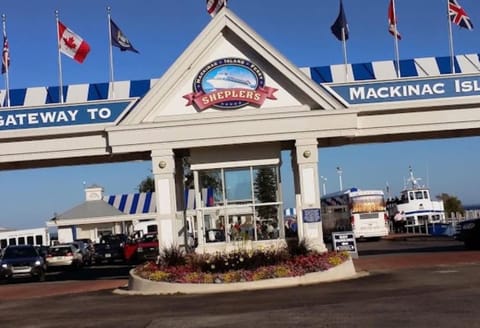 Up North No Worries! - Close to Mackinac Island! House in Carp Lake