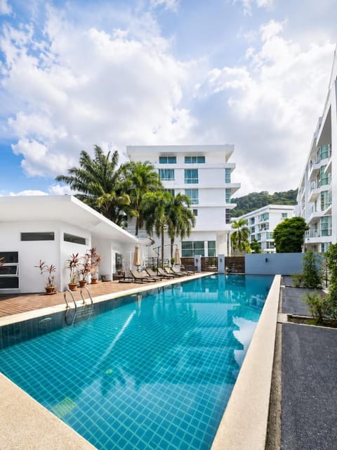 Property building, Day, Swimming pool, sunbed