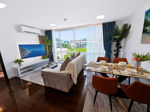 TV and multimedia, View (from property/room), Living room, Photo of the whole room, Seating area, Dining area, City view, air conditioner