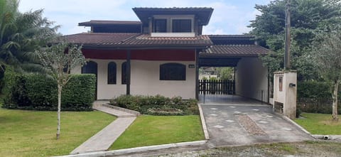 Facade/entrance, Garden, Balcony/Terrace