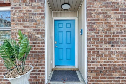 Stylish Haven NEW Walk to the Ocean Smart TVs Wifi Apartment in North Myrtle Beach