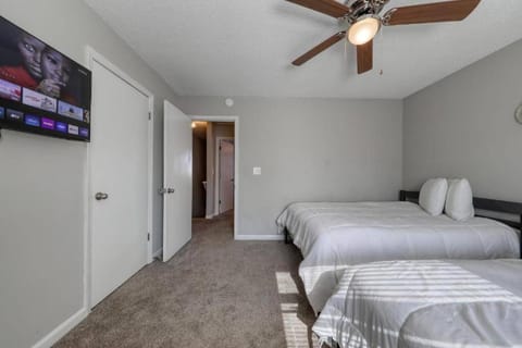 Stylish Haven NEW Walk to the Ocean Smart TVs Wifi Apartment in North Myrtle Beach