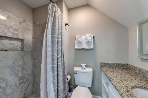 Stylish Haven NEW Walk to the Ocean Smart TVs Wifi Apartment in North Myrtle Beach