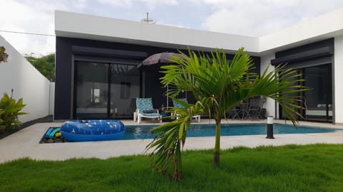 Garden, Garden view, Pool view, Swimming pool, sunbed