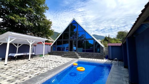 Property building, Day, Pool view, Swimming pool