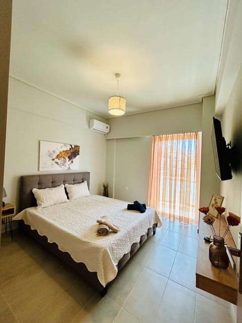 Bed, TV and multimedia, Photo of the whole room, Bedroom, towels, air conditioner
