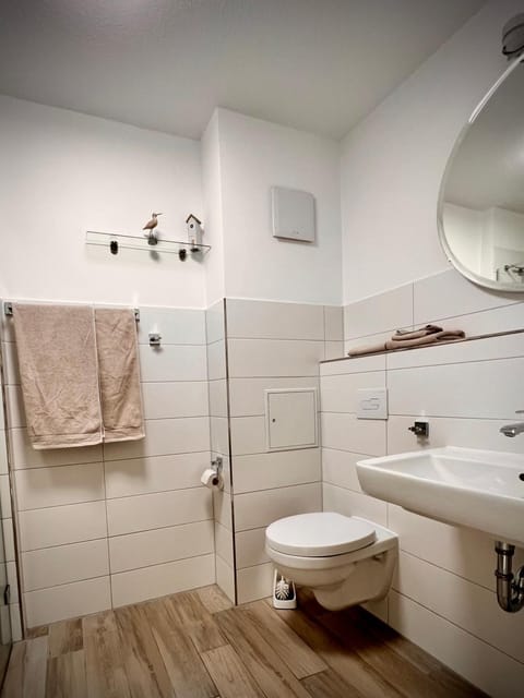 Toilet, Bathroom, towels