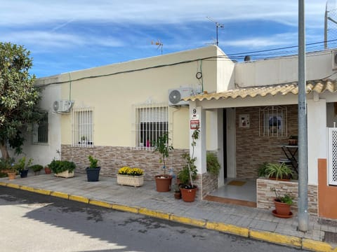 La casa amarilla de Luis y Eileen House in Villajoyosa