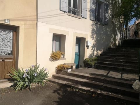 Studio atypique Apartment in Île-de-France