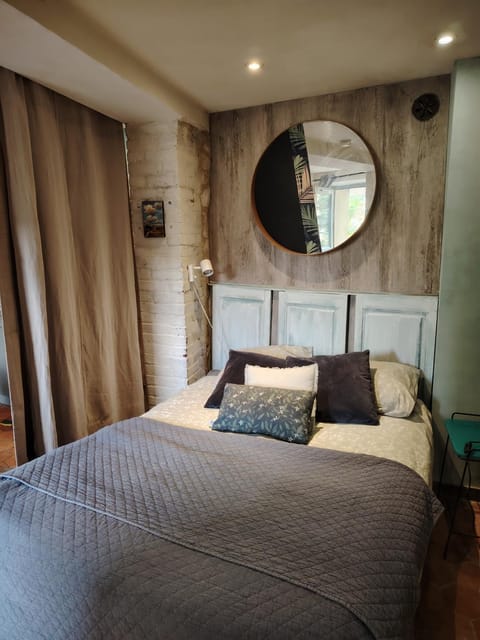 Studio atypique Apartment in Île-de-France