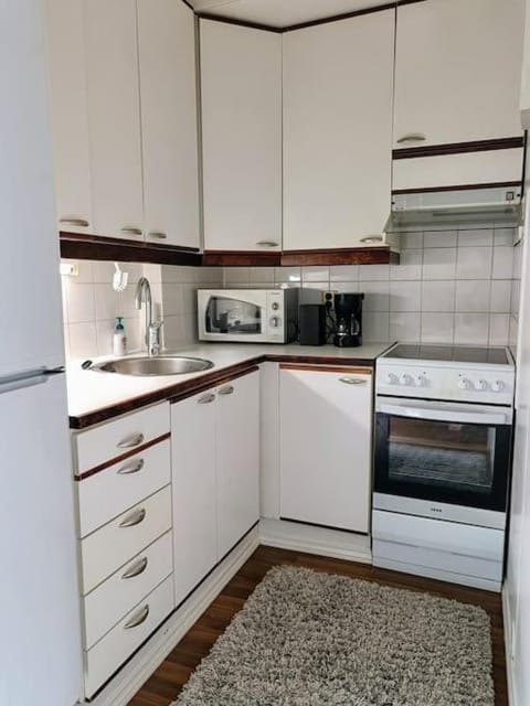 Kitchen or kitchenette, oven, pet friendly, stove