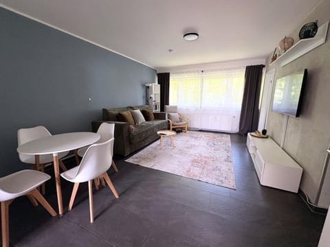 TV and multimedia, Living room, Seating area, Dining area