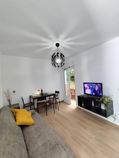 Communal lounge/ TV room, TV and multimedia, Living room, Seating area, Dining area