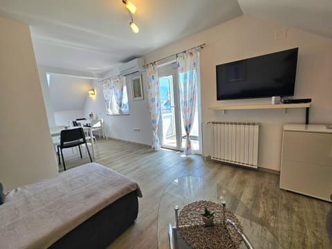 Communal lounge/ TV room, Living room, Seating area, internet