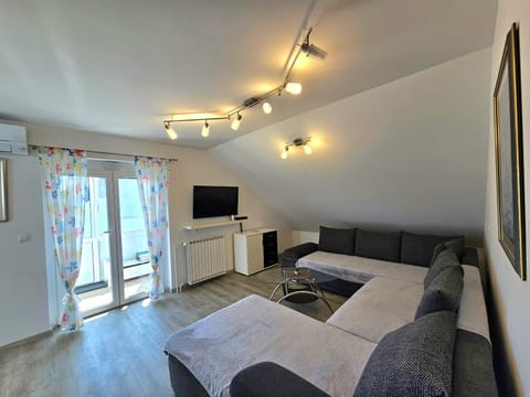 Communal lounge/ TV room, TV and multimedia, Living room, Seating area