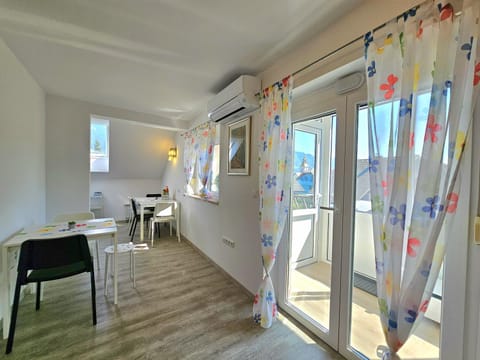 Kitchen or kitchenette, Seating area, Dining area