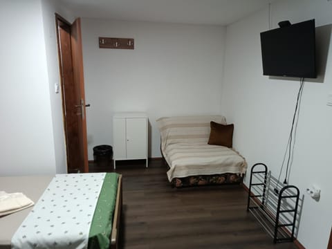 Bathroom, TV and multimedia, Photo of the whole room, Bedroom