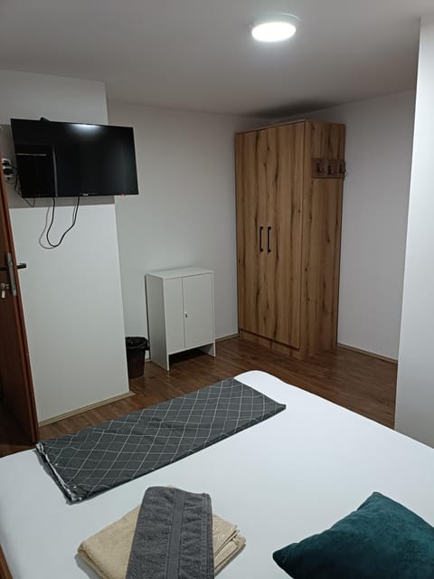 TV and multimedia, Bedroom, wardrobe