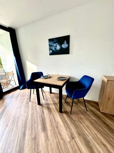TV and multimedia, Seating area, Dining area