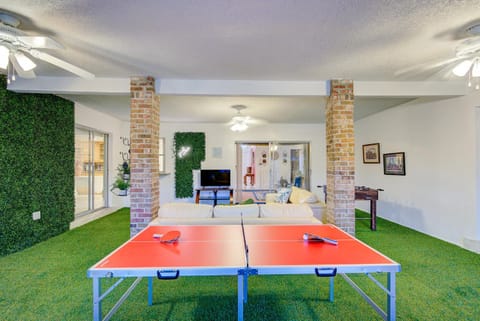 Game Room, Table tennis, Table tennis, Seating area