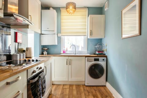 Kitchen or kitchenette, oven, washing machine