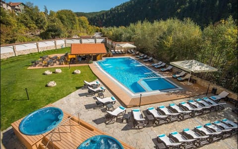 Pool view, Swimming pool, sunbed