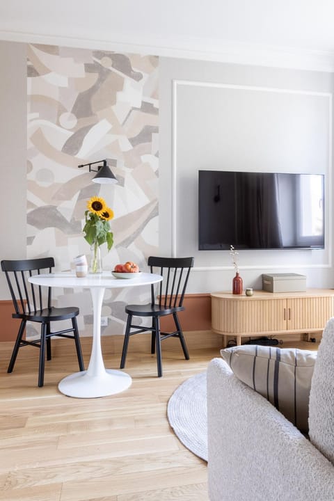 Communal lounge/ TV room, TV and multimedia, Living room, Seating area, Dining area