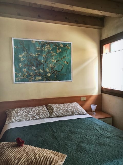 Bed, Photo of the whole room, Decorative detail, Bedroom