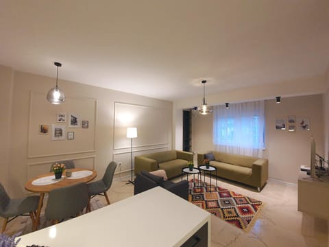 TV and multimedia, Living room, Seating area, Dining area