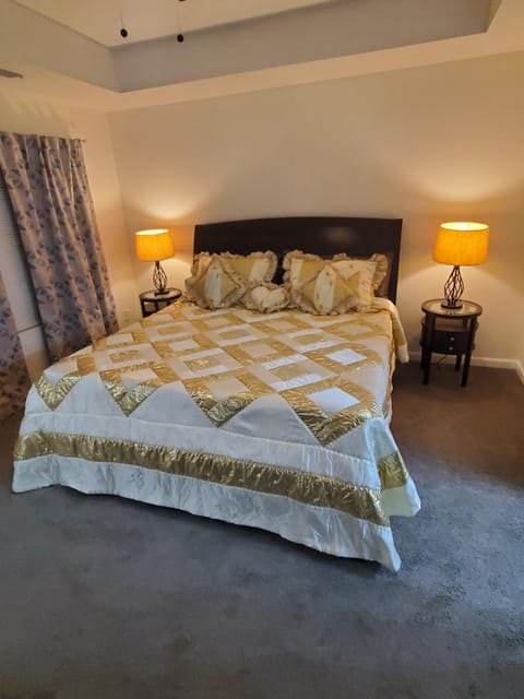 Decatur Townhouse Apartment in Belvedere Park