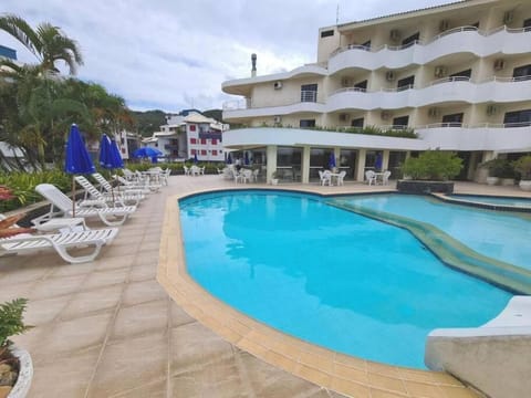 Patio, Swimming pool, sunbed
