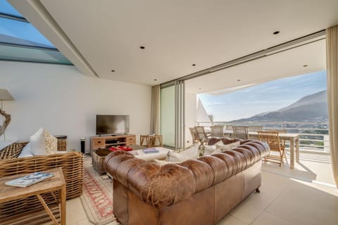 View (from property/room), Balcony/Terrace, Living room, Seating area, Dining area, Mountain view