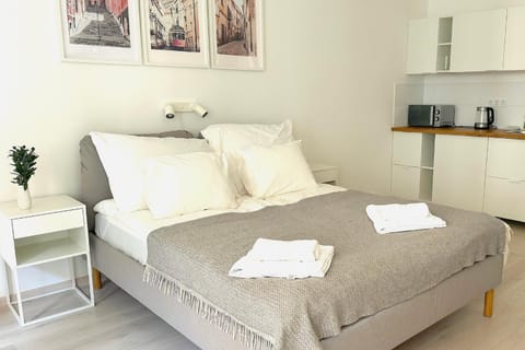 Bed, Bedroom, towels