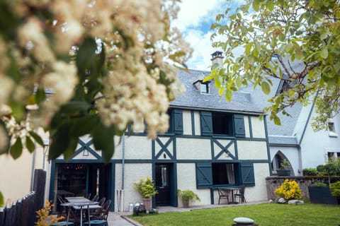 Property building, Spring, Day, Garden, Garden view