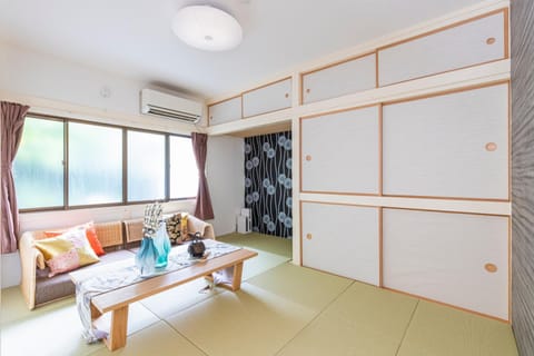 Living room, Seating area, air conditioner