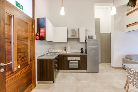 Kitchen or kitchenette, Dining area, dishwasher, minibar, pet friendly, stove