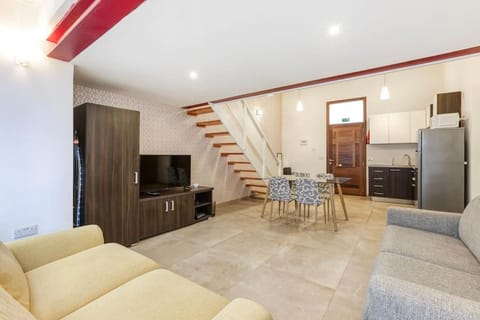 Communal lounge/ TV room, TV and multimedia, Kitchen or kitchenette, Living room, Seating area, Evening entertainment