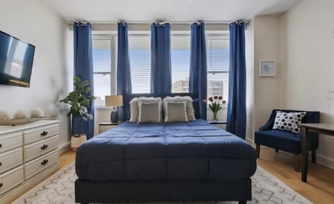 Beautiful Walk to French Quarter, Pool, Gym, View Apartment in French Quarter