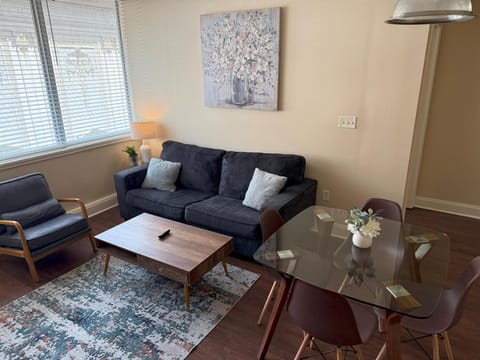 Beautiful Walk to French Quarter, Pool, Gym, View Apartment in French Quarter