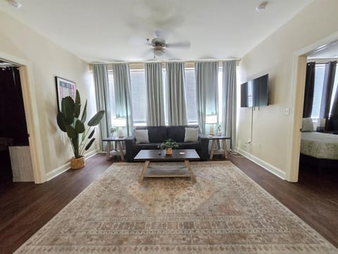 Beautiful Walk to French Quarter, Pool, Gym, View Apartment in French Quarter