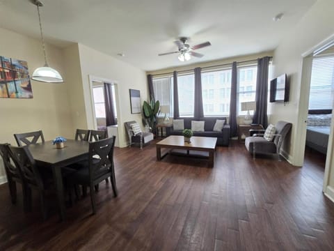 Beautiful Walk to French Quarter, Pool, Gym, View Apartment in French Quarter