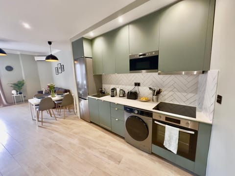Coffee/tea facilities, Kitchen or kitchenette, dishwasher, oven, stove, toaster, washing machine