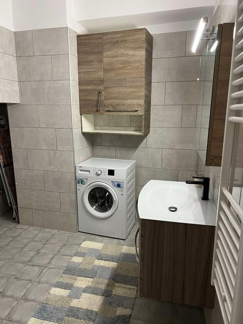 Bathroom, washing machine