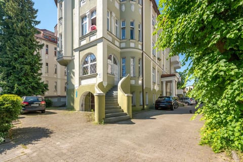 Property building, Day, Neighbourhood, Location