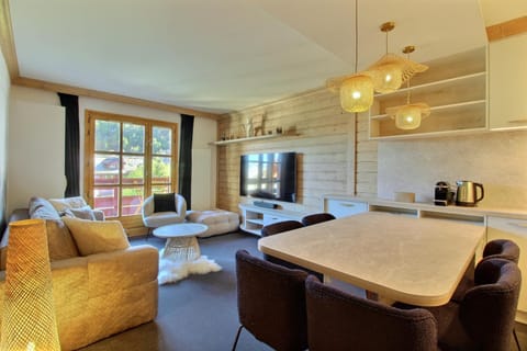 Day, Natural landscape, TV and multimedia, Coffee/tea facilities, Kitchen or kitchenette, Living room, Seating area, Dining area, Evening entertainment, Mountain view, Mountain view, Time of day, internet, internet, internet, minibar