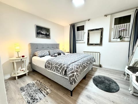 Bed, TV and multimedia, Bedroom, heating, towels