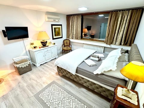 Bed, TV and multimedia, Photo of the whole room, Seating area, Evening entertainment, Bedroom, towels