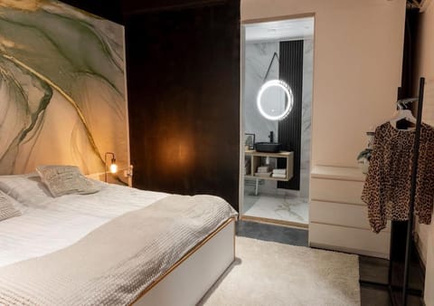 Photo of the whole room, Bedroom, wardrobe