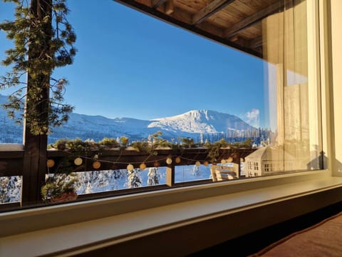 Nearby landmark, Natural landscape, View (from property/room), Balcony/Terrace, Lake view, Mountain view