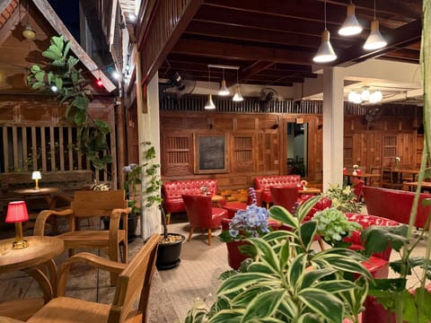 Restaurant/places to eat, Lounge or bar